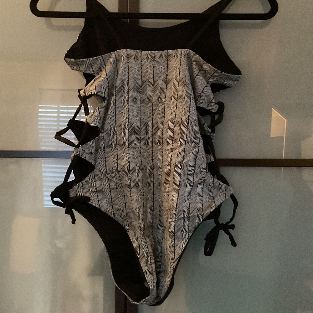 Maylana one piece swimsuit black & gray
